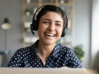 Student in front of her computer - TEFL ORG