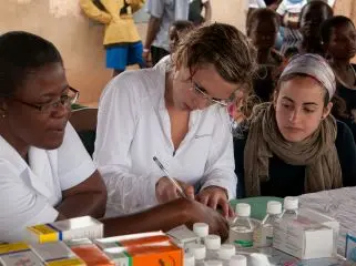 Intern distributing medicines - Kaya