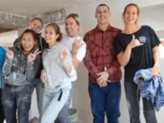 Maximo Nivel volunteers doing construction